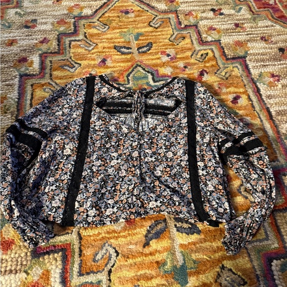 American Eagle Floral Long Sleeve Blouse with Navy Accents - Picture 6 of 7